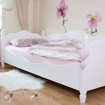 Tolles Kinderbett 90x200 cm in weiß mit gefrästen Pfosten und einer Schublade. Das Bett wurde mit wunderschönen Kristallkugeln versehen.