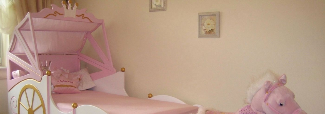 Ein verzauberndes Kinderbett Prinzessinnen als Kutsche in weiß und rosa sowie einem hübschen Verdeck aus Satin-Stoff. Zusätzlich wurde 4 goldene Räder an den Seiten vom Bett angebracht.