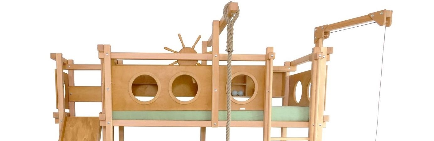 Ein Hochbett für Kinder nach ihrem Wunsch mit einer Rutsche oder Schauel aus Holz.