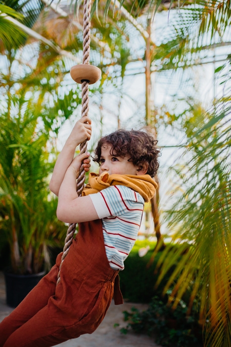 Kletterseil mit Fußtritten aus Holz