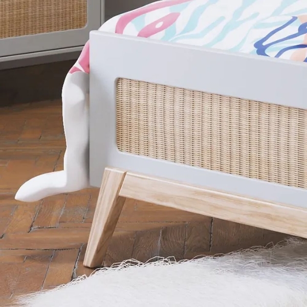 Theo Bebe Kinderbett Marelia Lune hellgrau-Rattan 90x200