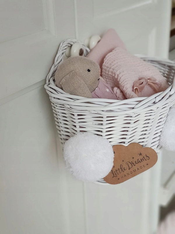 Rattan Wandkorb weiß Pompon