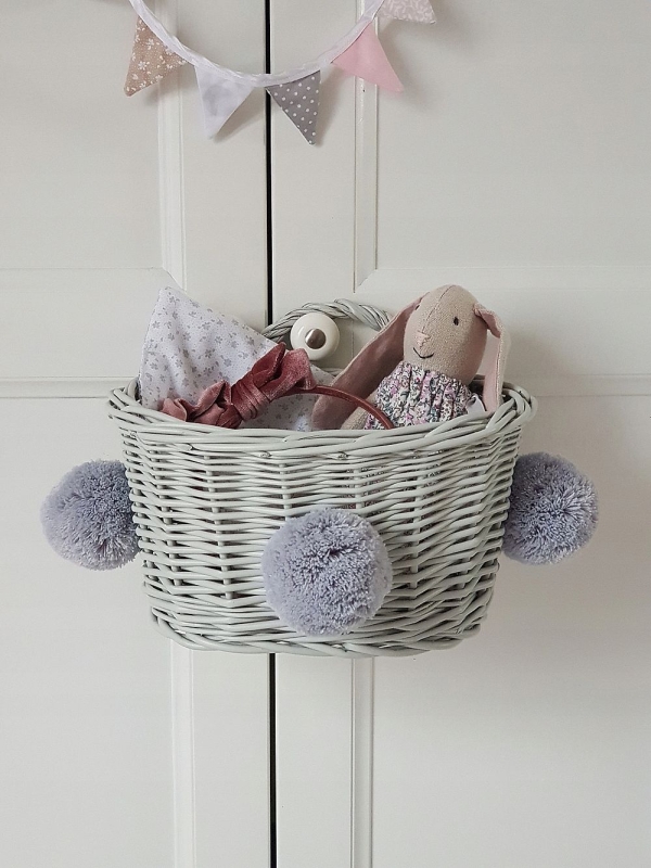 Rattan Wandkorb grau Pompon