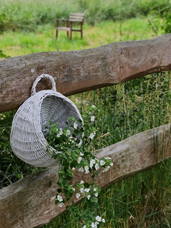 Rattan Wandkorb weiß Quasten