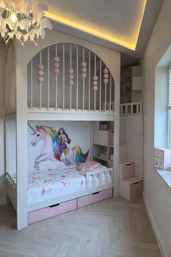 Hochbett Svea mit Gitter und Holzkugeln