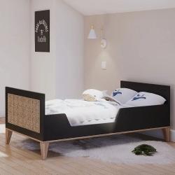 Theo Bebe Babybett Nami Onyx 70x140 schwarz-Rattan